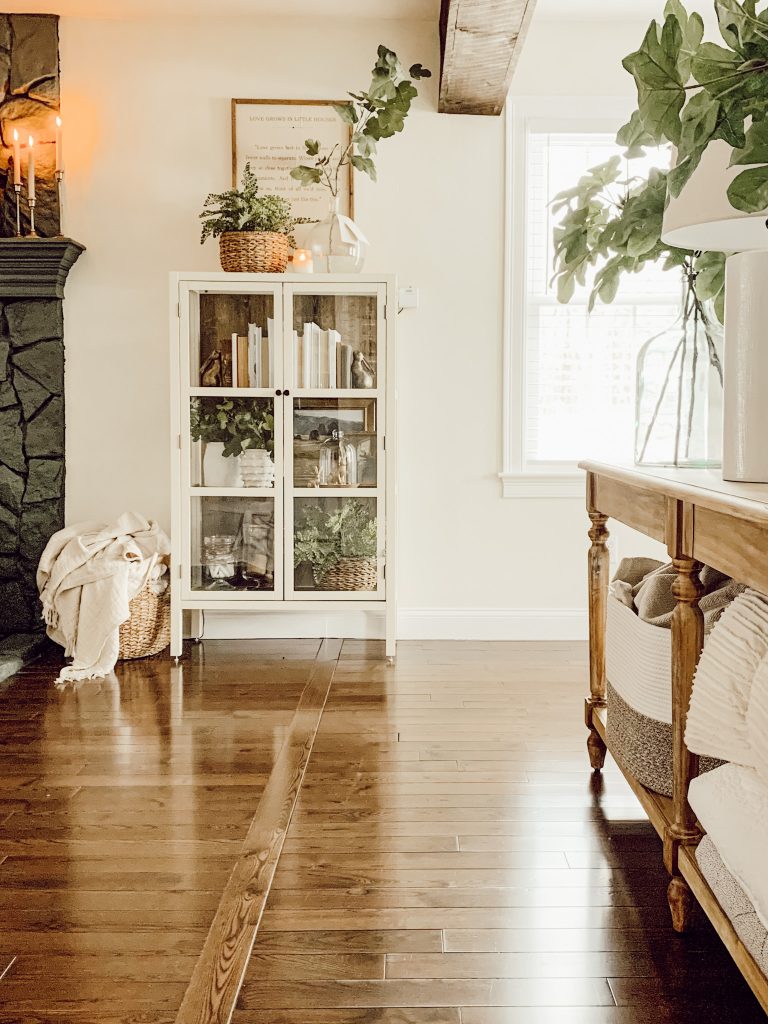 Cabinet in the family decorated with decorative objects of different sizes. 