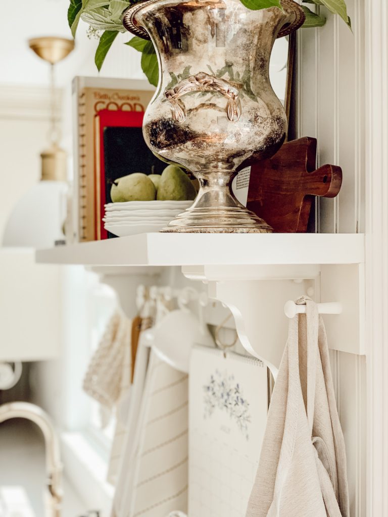 Cottage farmhouse kitchen decor that is cozy & functional.