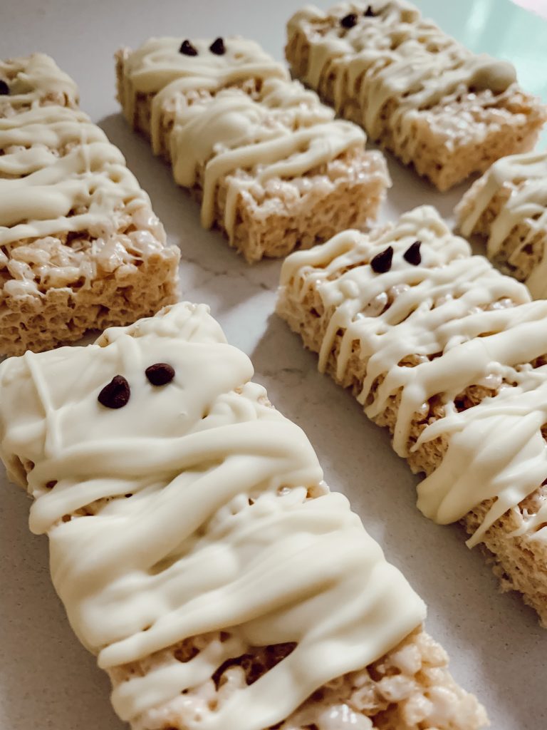 Spooky Halloween treat recipe with Rice Krispies, white chocolate, and mini chocolate chips.