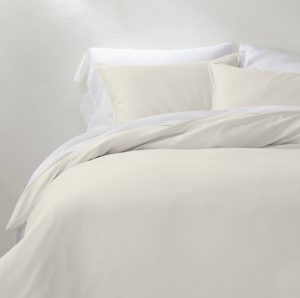 Cozy bedding for a spring bedroom that is cool & comfortable.