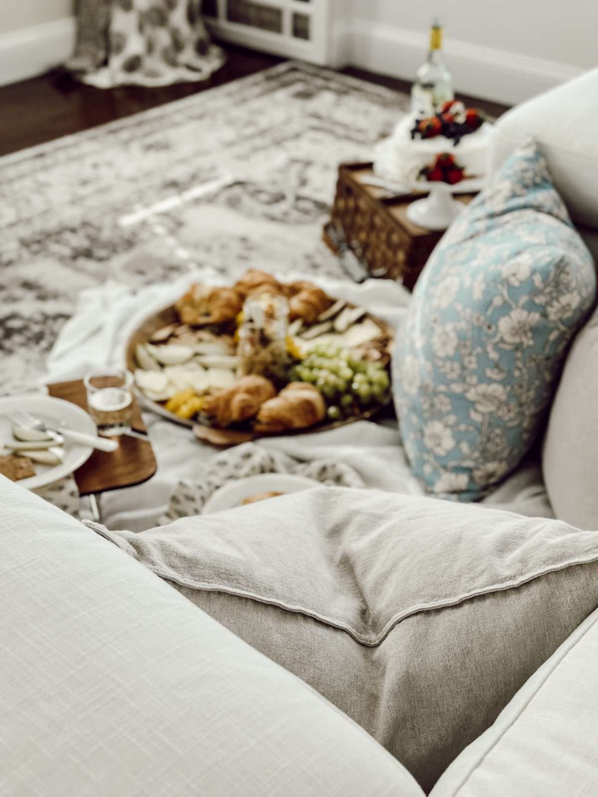 Picnic essentials are the things you need to host an picnic indoor or outdoors.