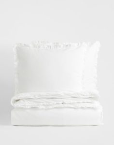 White cotton bedding for spring that's cozy & comfortable.