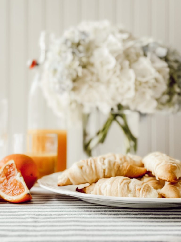 Orange rolls are the ideal recipe for breakfast or brunch at home.