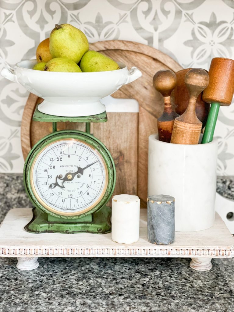 Kitchen countertop decor for spring that is fresh & cozy.