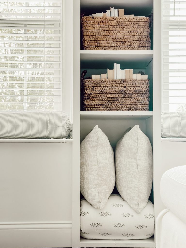 Decorating with baskets to create a cozy bookshelf. 