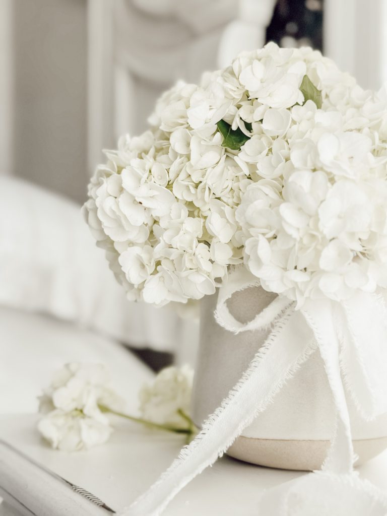 Fresh hydrangeas in a small bedroom adds natural freshness.