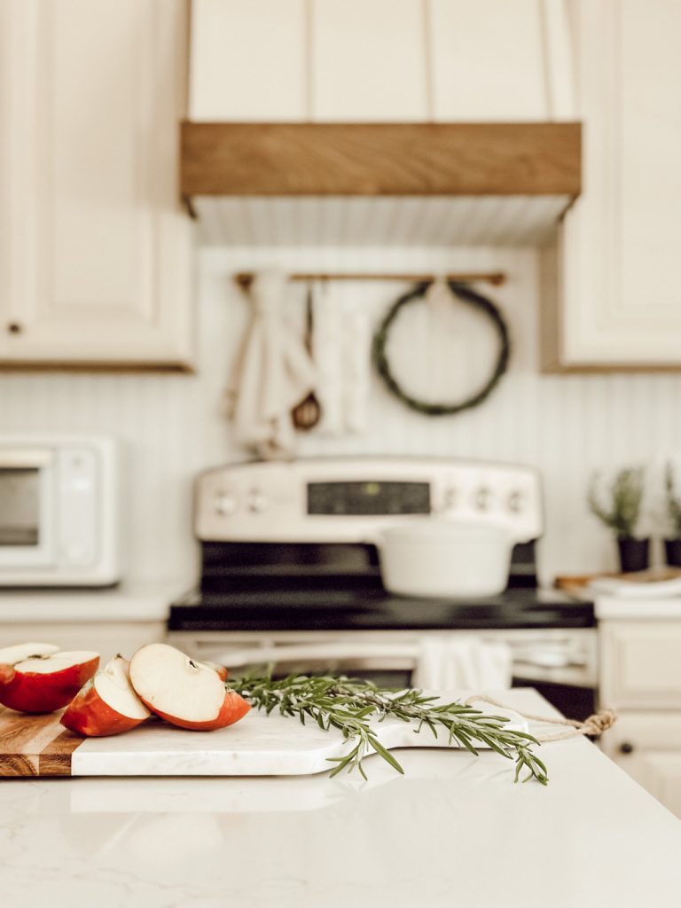 Summer decor in the kitchen with natural elements.