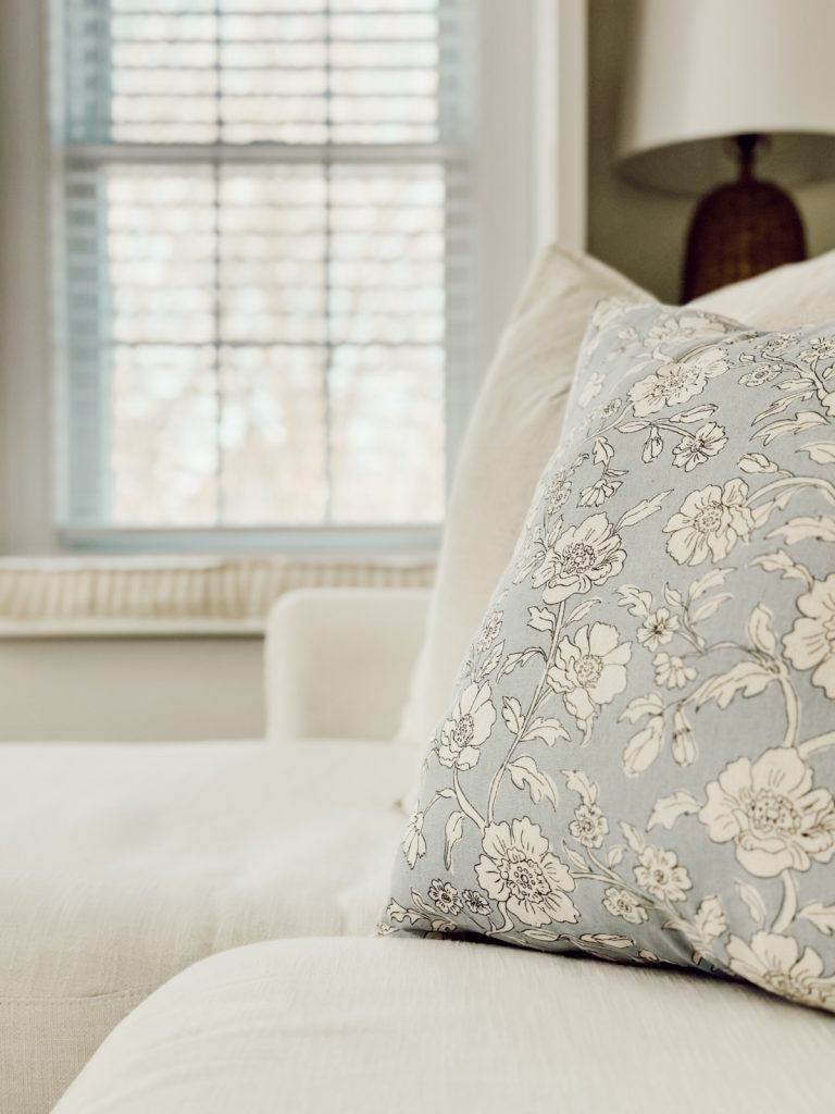 Dopamine decor with a cozy couch and lamp lighting.