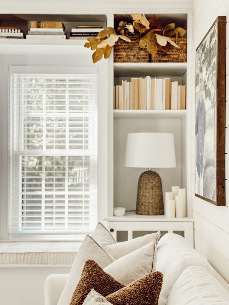 Cozy living room fall decorating ideas that won't break the bank.