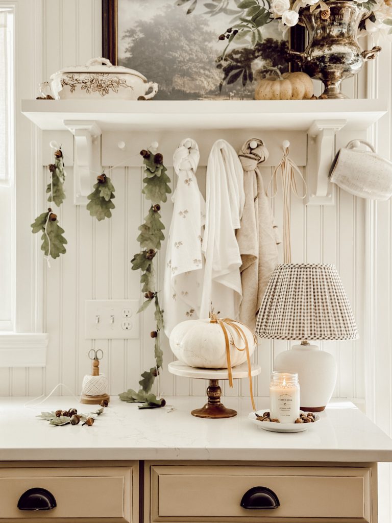 Natural and neutral fall kitchen decor for the autumn season.