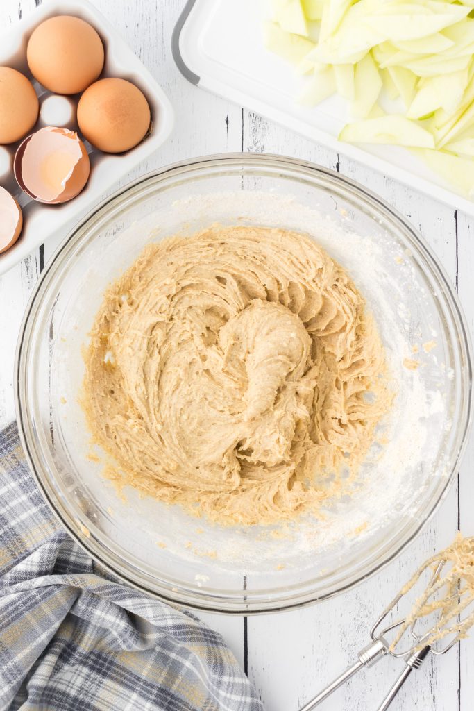 Mix the wet ingredients & the dry ingredients of the apple cake together. 