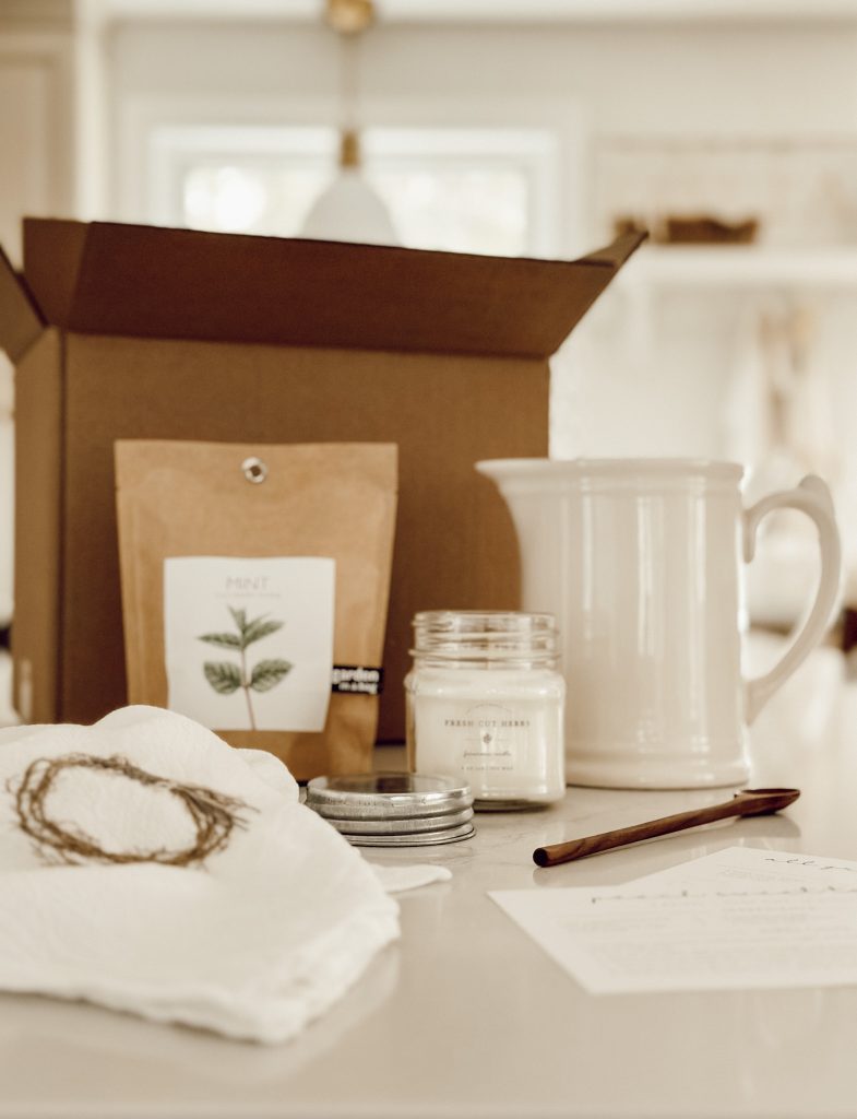 Discover the products included in the Sweet Home Box for your home decor.