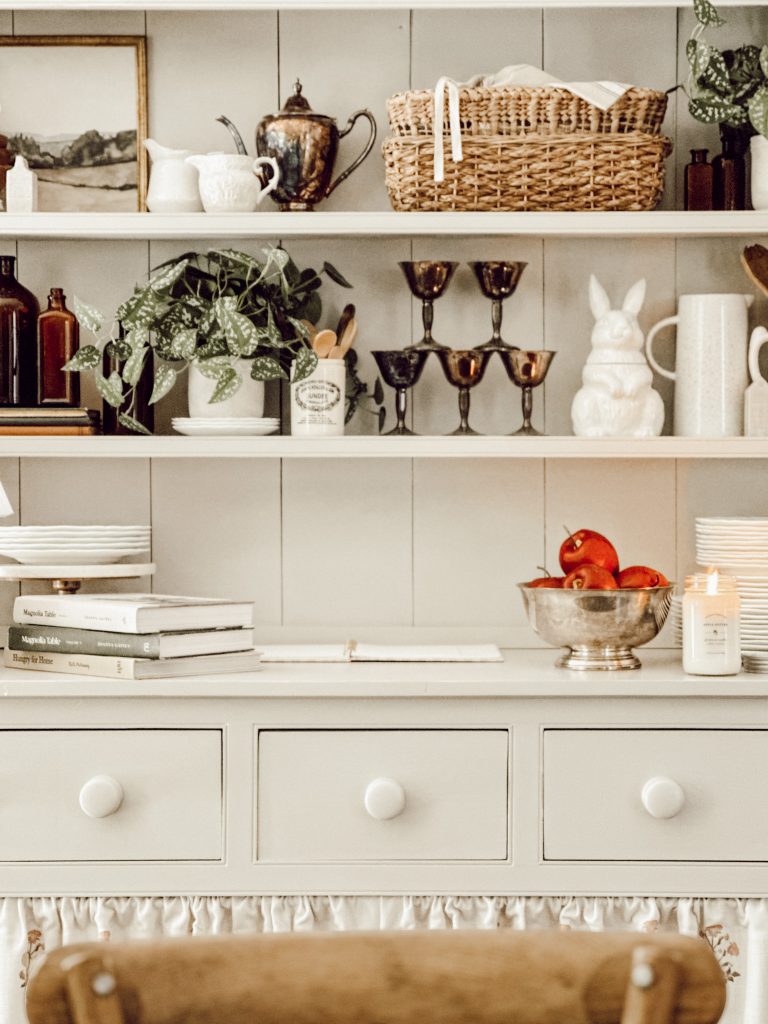 Simple kitchen decorations for fall with neutral colors and natural elements.