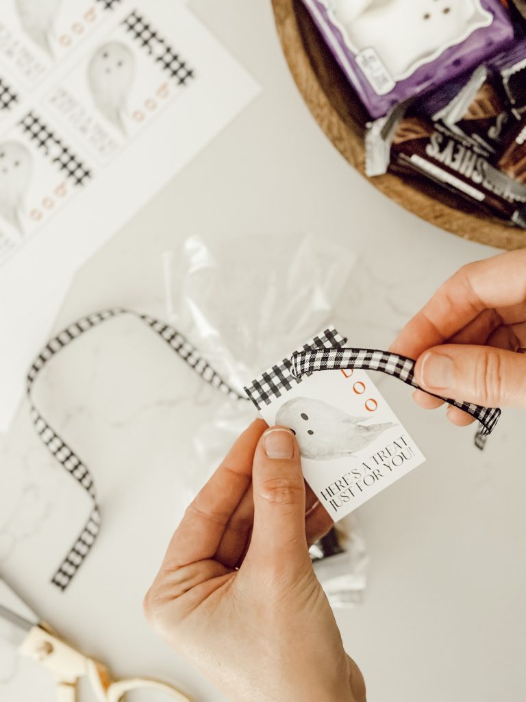 Use ribbon to add the gift tag to the Halloween s'mores kit.