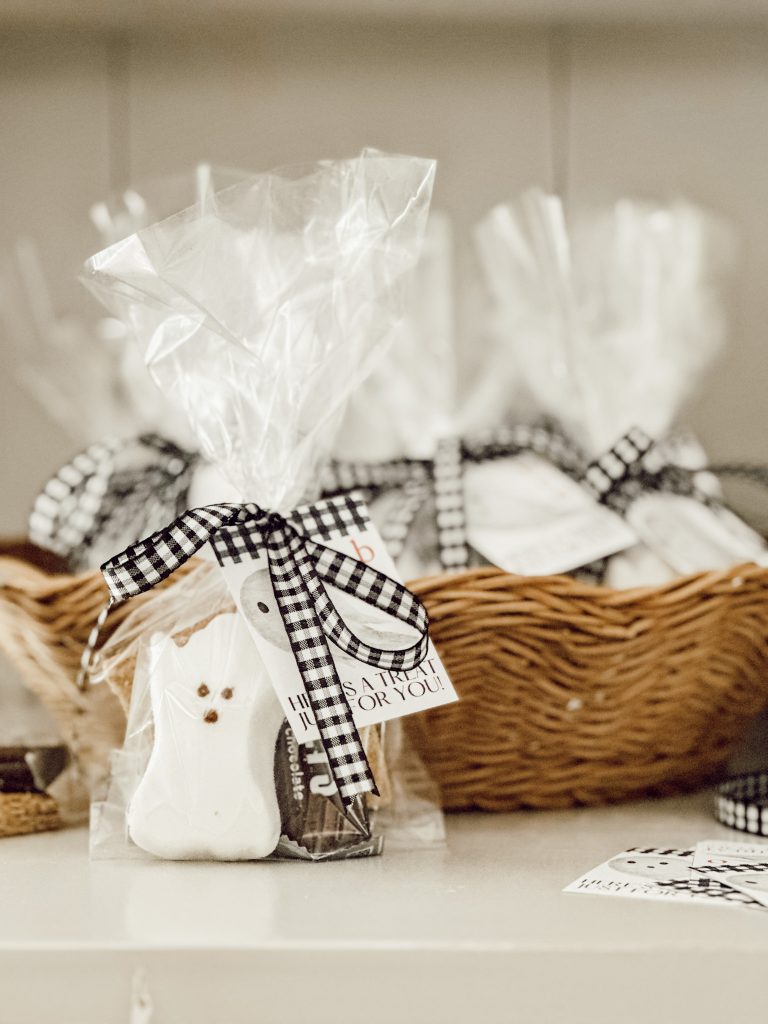 Halloween ghost peep s'mores gift idea perfect to give as party favors at a Halloween party.