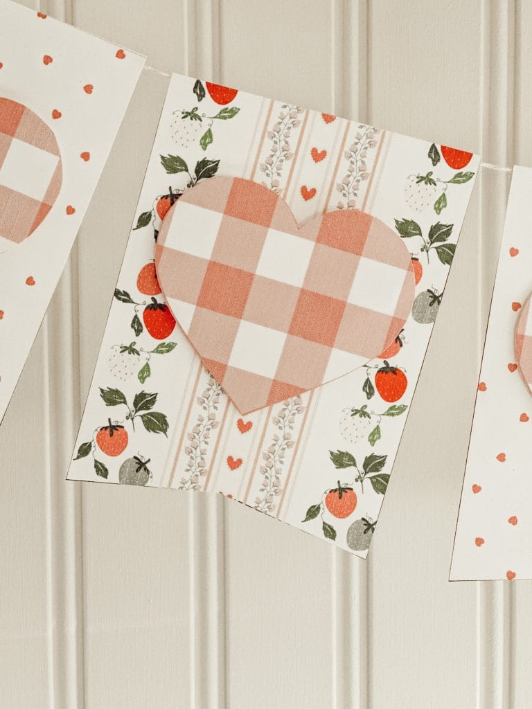 Heart garland for the season of love with this easy step-by-step guide.