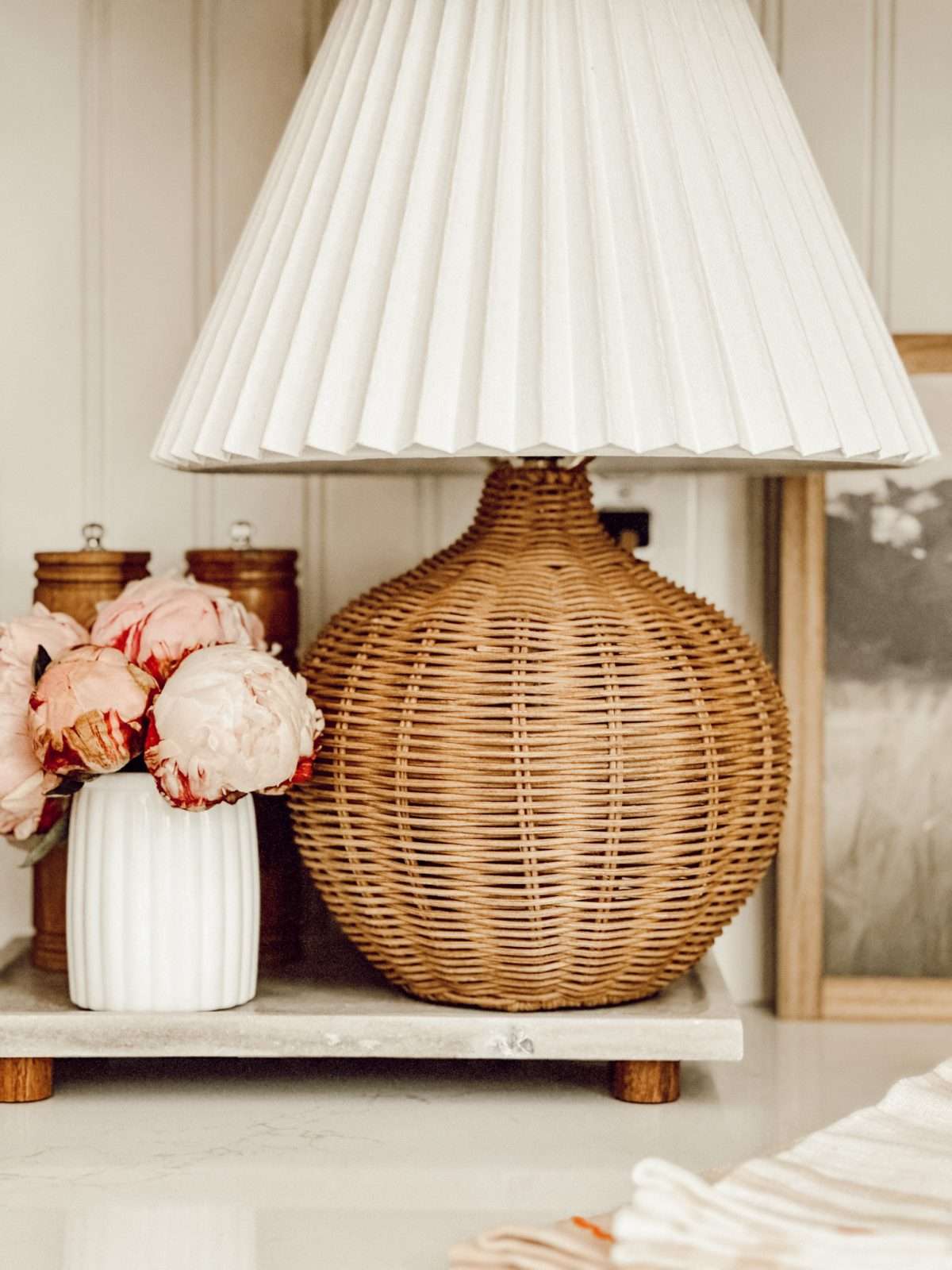 Add spring trends to your kitchen with a table lamp on the kitchen counter and a vase of fresh flowers.