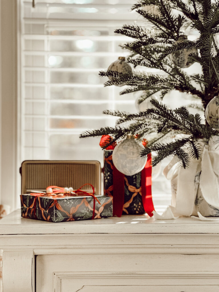 Christmas tree ornament DIY project for the holidays that is easy to make and budget-friendly.