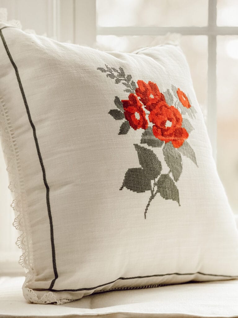 Summer living room ideas with seasonal throw pillows.