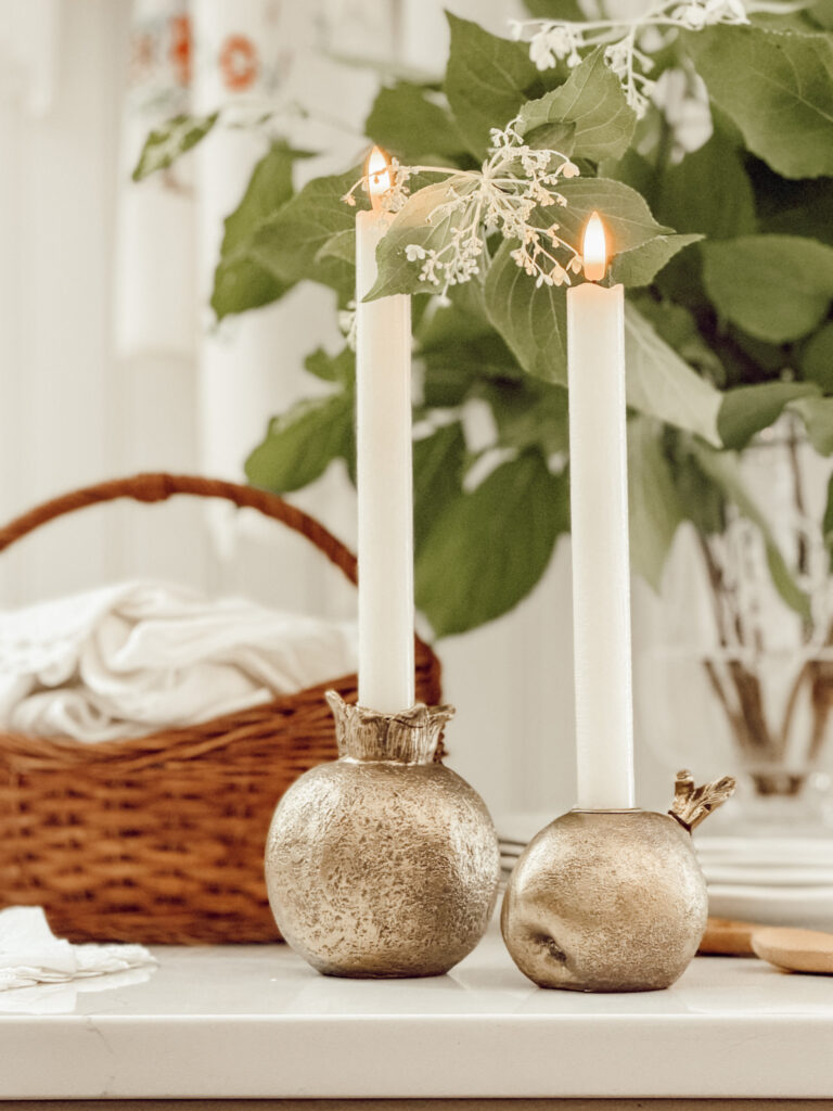Easy and quick fall kitchen decor ideas for autumn that you can do in 5 minutes or less.