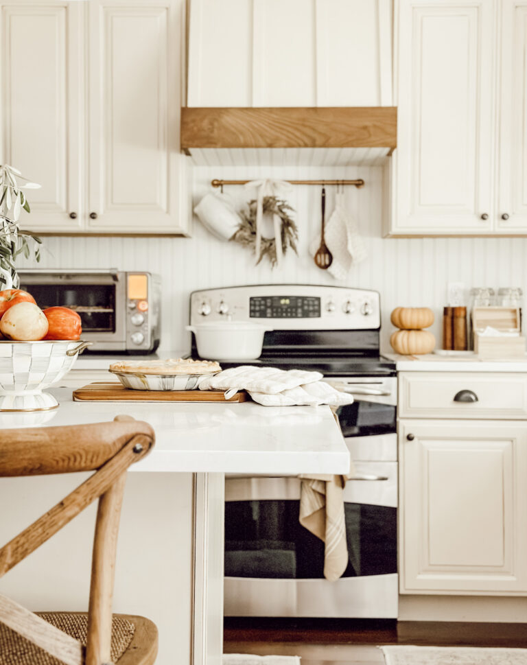 How to make your home smell like fall with easy ideas like baking an apple pie or burning a fall candle.